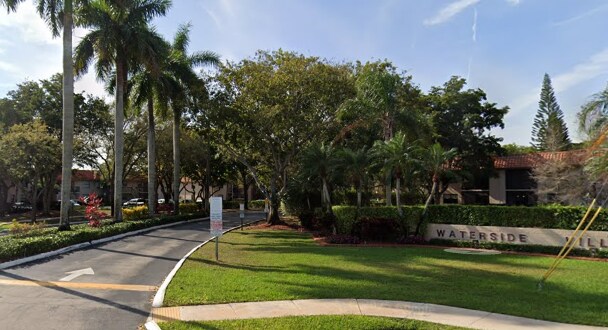 Foto del edificio - 15701 W Waterside Cir