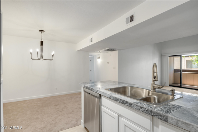 Building Photo - Stunning Remodeled Scottsdale Condo for Rent!