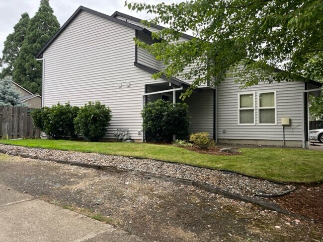 Building Photo - 3 Bd 1.5 Bath Townhome Beaverton OR