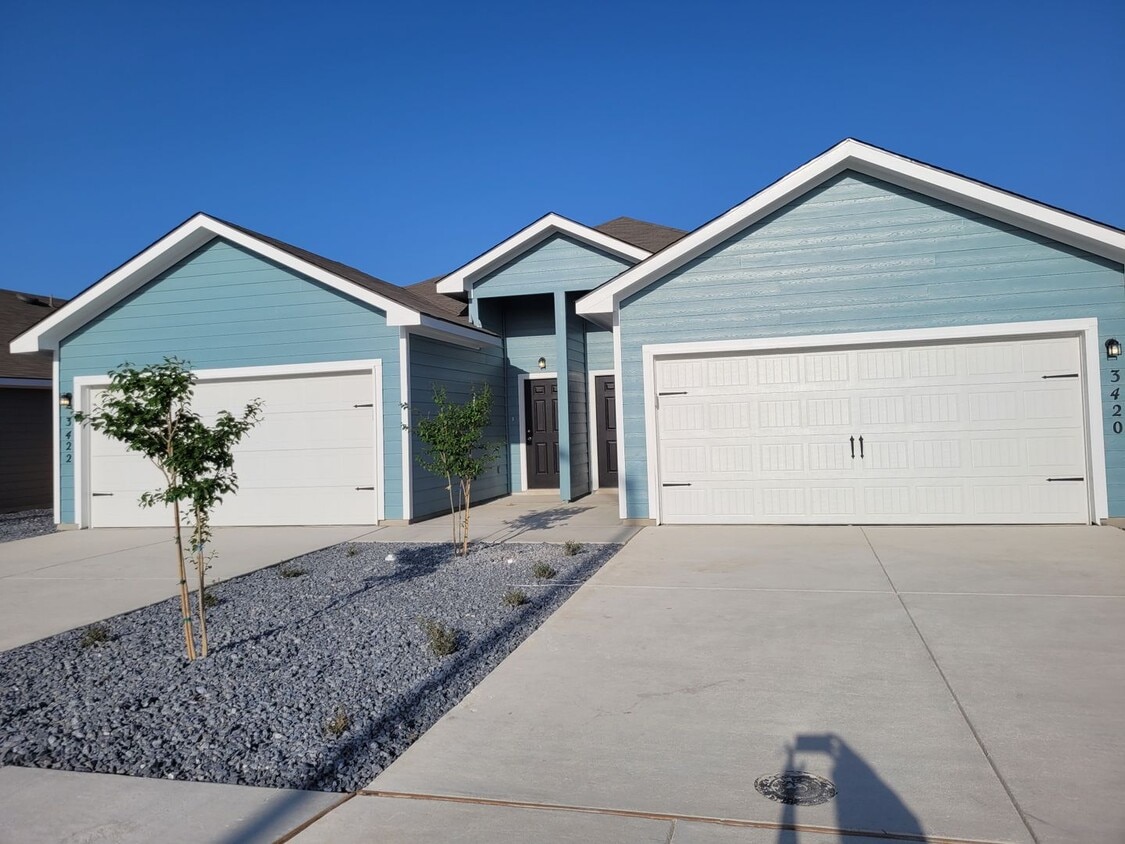 Primary Photo - Luxury Duplex 3/2 in Seguin