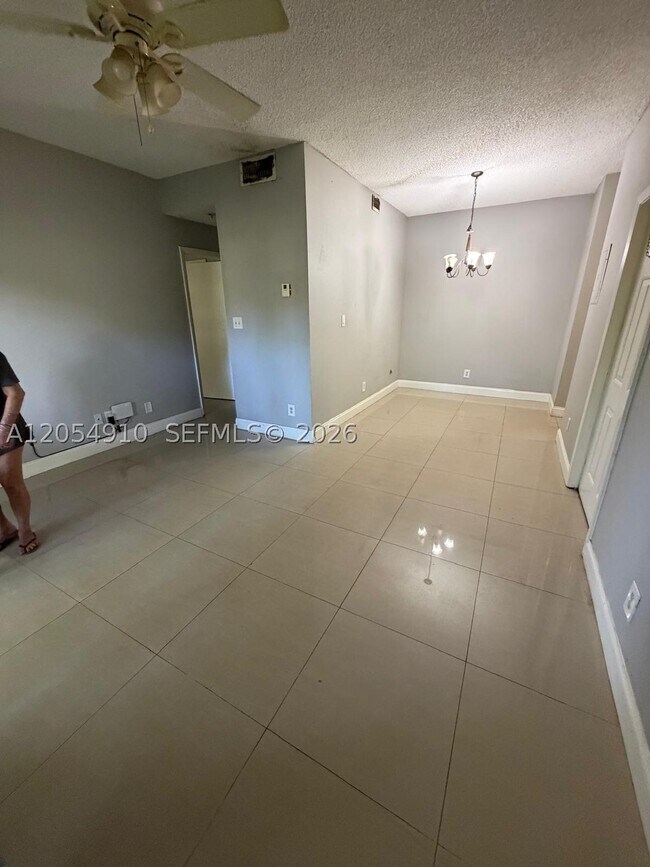 Foto del edificio - 621 Cypress Lake Blvd