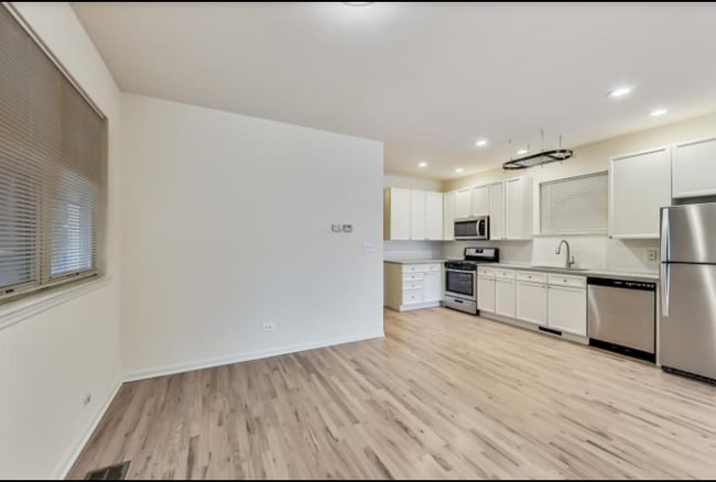 Building Photo - 2817 N Damen Ave