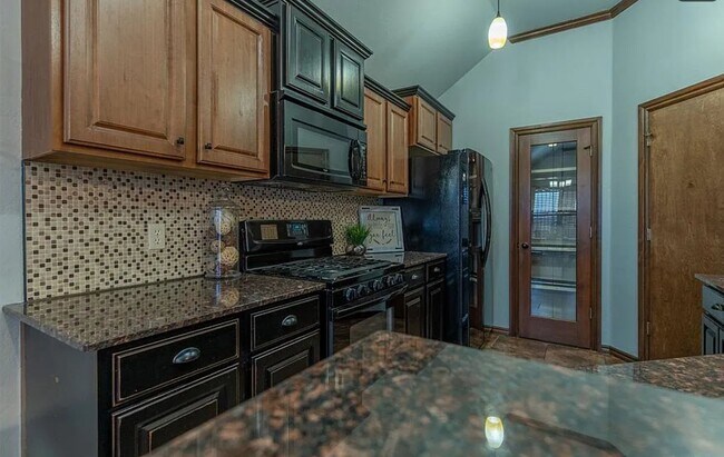 Foto del edificio - 7504 Meadow Lake Dr