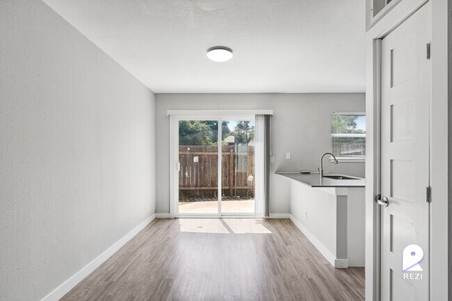 Foto del edificio - 5005 Manor Rd