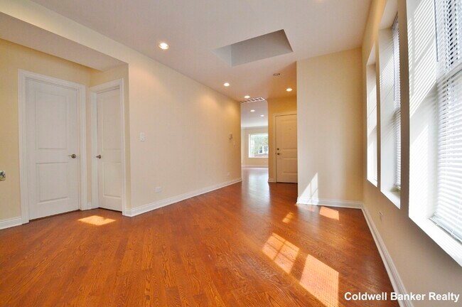 Foto del edificio - 5842 N Artesian Ave