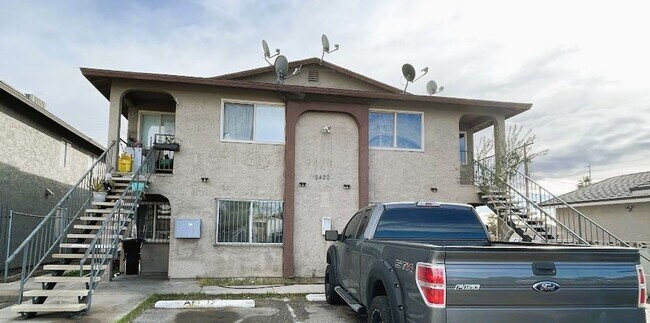 Foto del edificio - **TWO WEEKS FREE RENT!! ACCEPTS SECTION 8!!** Spacious second floor apartment with large living r...