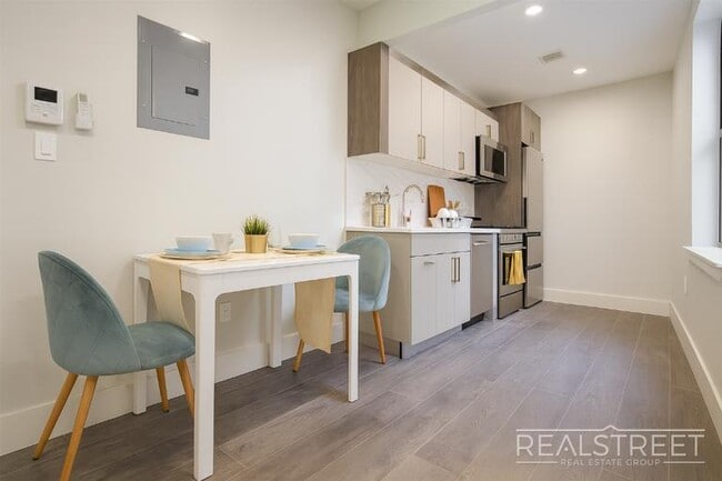 Foto del edificio - Stunning 1 Bed Near Prospect Park
