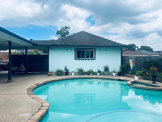 pool, garage, fenced in yard - 36 Grand Canyon Dr