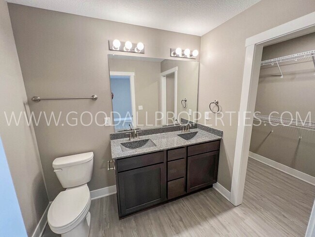Foto del edificio - 4-Bedroom, 3.5-Bath Home with Walkout Finished Basement in Norwalk