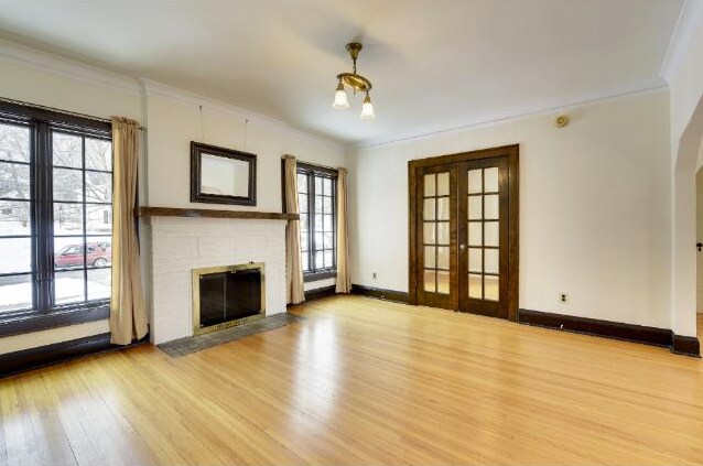 Living room toward bedroom - 419 Woodlawn Avenue