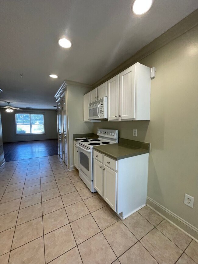 Foto del edificio - Two Bedrooms Available in this Three Bedroom Flat, Female Applicants!