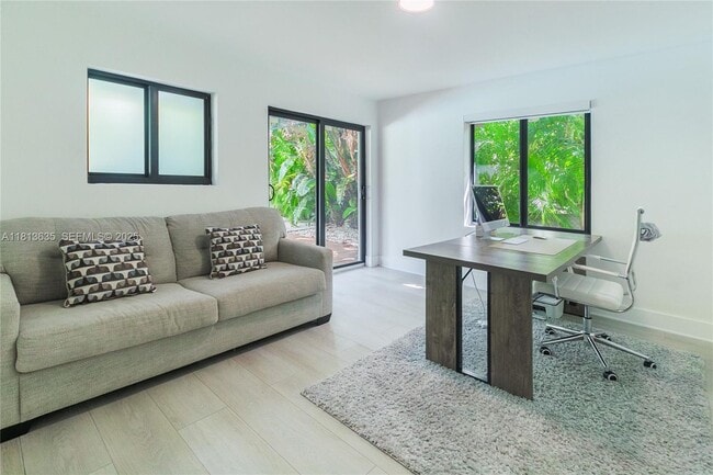 Foto del edificio - 1955 Alamanda Dr