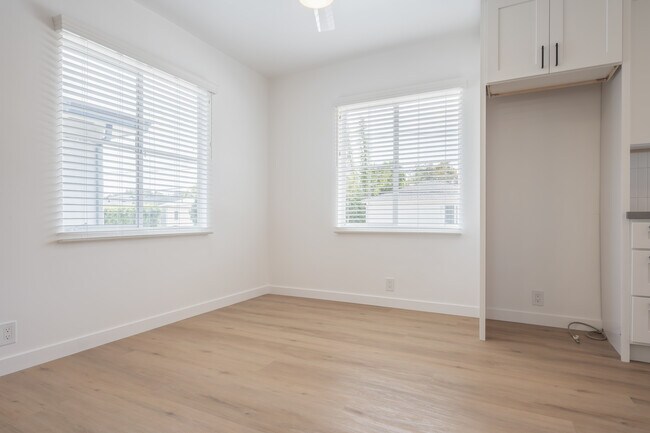 Foto del edificio - 3201 S Barrington Ave