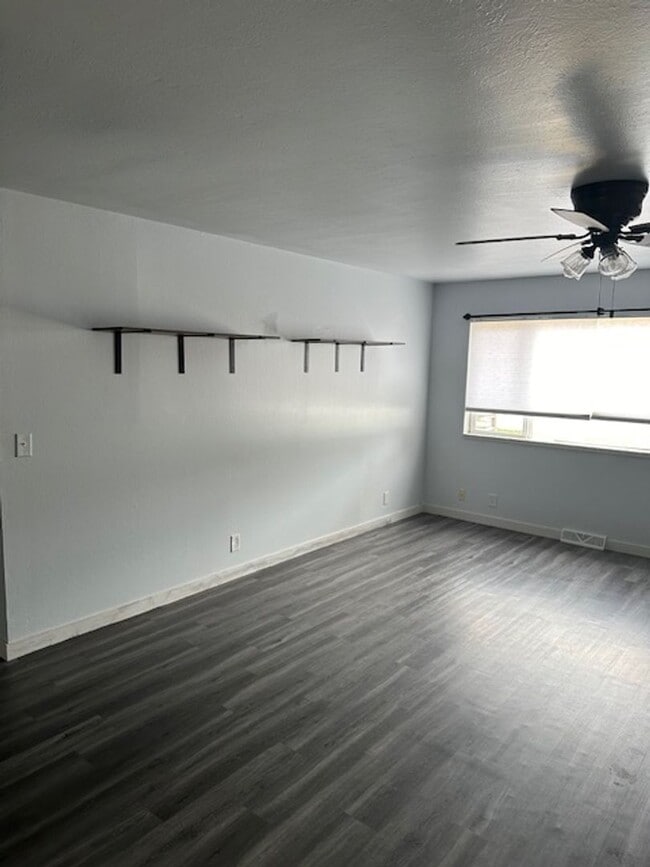 Building Photo - 494