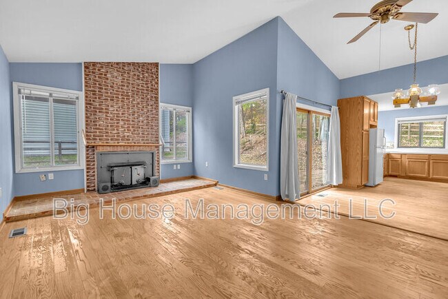 Building Photo - 122 Hillsdale Dr