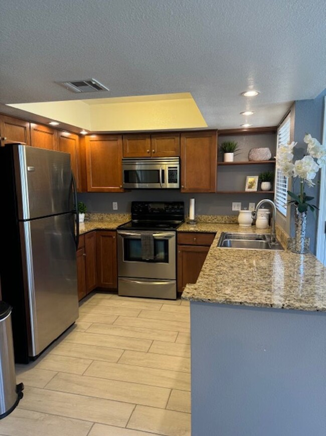 Foto del edificio - NE-3 bd/ 2bd Condo in gated community!