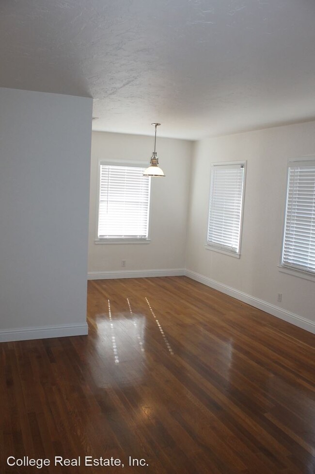 Building Photo - 3 br, 1 bath House - 2345 E. Poplar St.