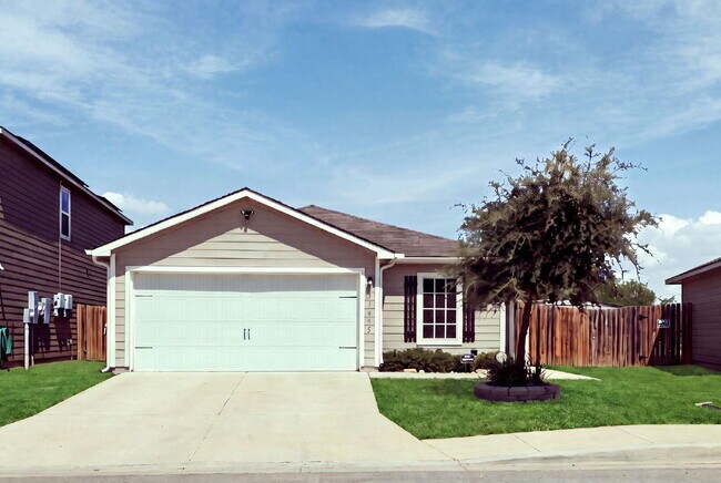 Foto del edificio - Spacious 4-Bedroom Home Near Lackland AFB with Private Backyard