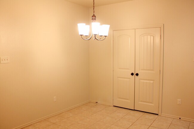 Building Photo - Charming Quad Located On Cul-De-Sac East o...