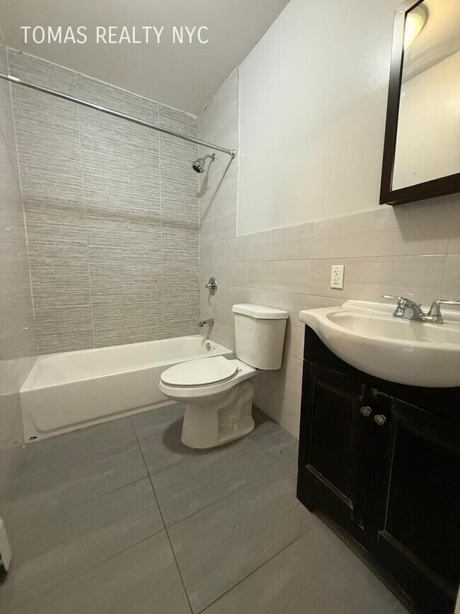 Foto del edificio - 727 E 181st St