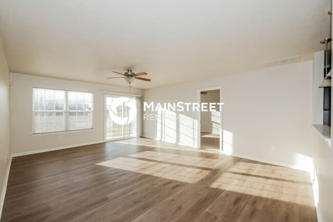 Building Photo - 3 Bedroom Pet-Friendly Home in GREENFIELD,...