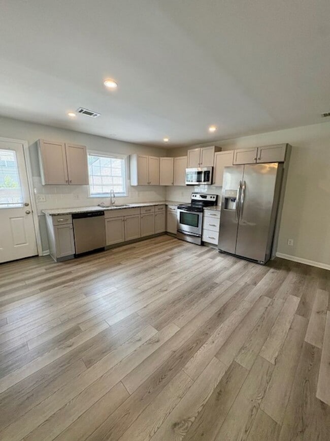 Building Photo - Charming Three Bedroom Duplex on Harborvie...