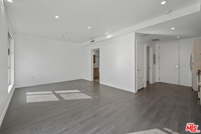 Foto del edificio - 5800 Harold Way