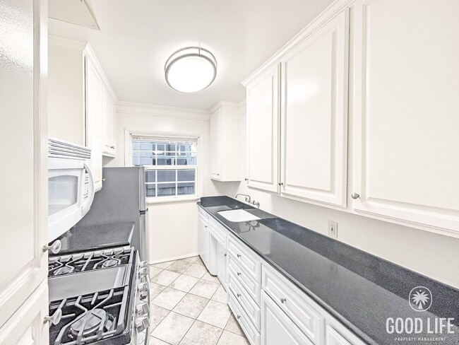 Foto del edificio - Beautiful 1BD/1BA Condo in Hillcrest W/ Shared Backyard & Laundry Room!