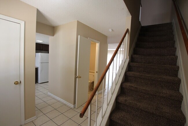 Building Photo - Available Now! Beautiful 3 bedroom 1.5 bat...