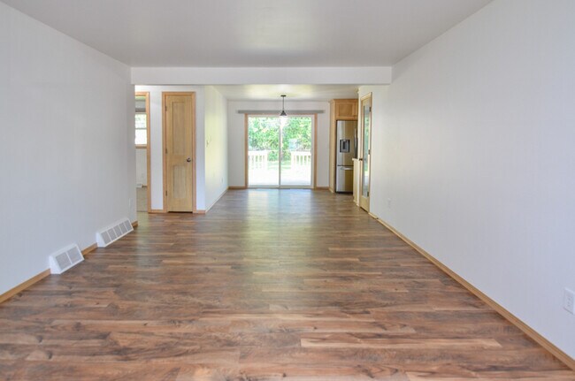 Building Photo - 825 Smits St