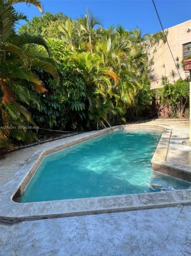 Foto del edificio - 4582 Royal Palm Ave