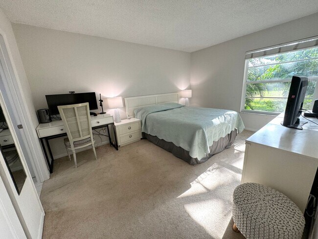 Foto del edificio - 5-Min Walk to FAU – Private Room in Furnished 2/2 Condo w/ Pool & Canal Views – $1550
