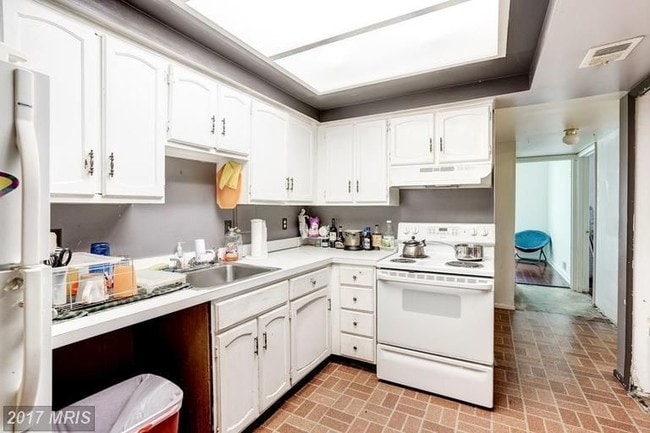 Building Photo - 100 Hayloft Ct