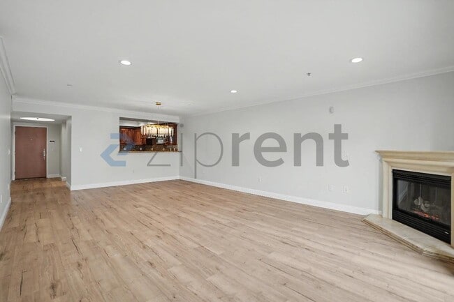 Building Photo - Unit 204