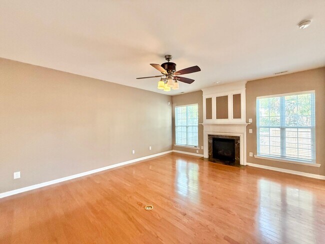 Foto del edificio - Charming 3BD, 2.5BA Raleigh Townhome with a Fenced Yard Near Shopping, Dining, Interstates, and R...