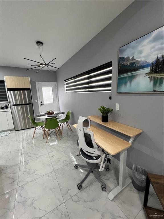 Building Photo - 15 E Iris Ave