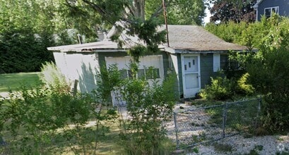 Building Photo - 208 Forest Rd W