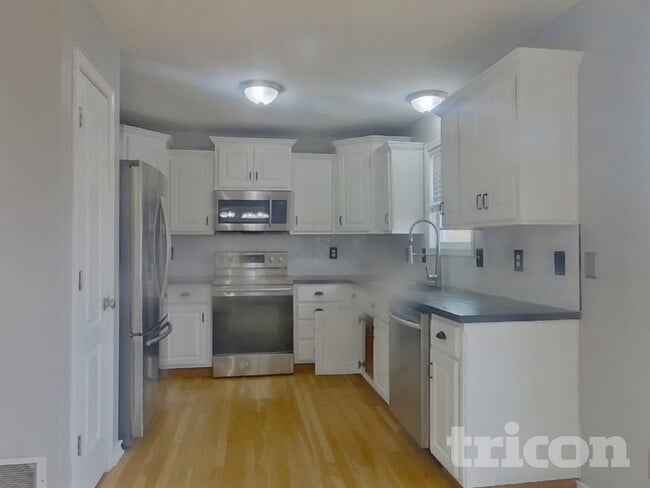 Building Photo - 10201 N Lewis Ave