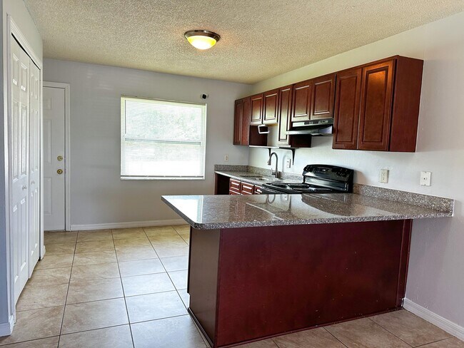 Building Photo - 1476 Temple Dr