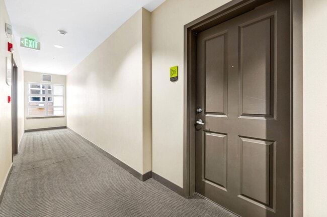 Building Photo - Beautiful 2 Bed 1.75 Bath Condo in Downtow...