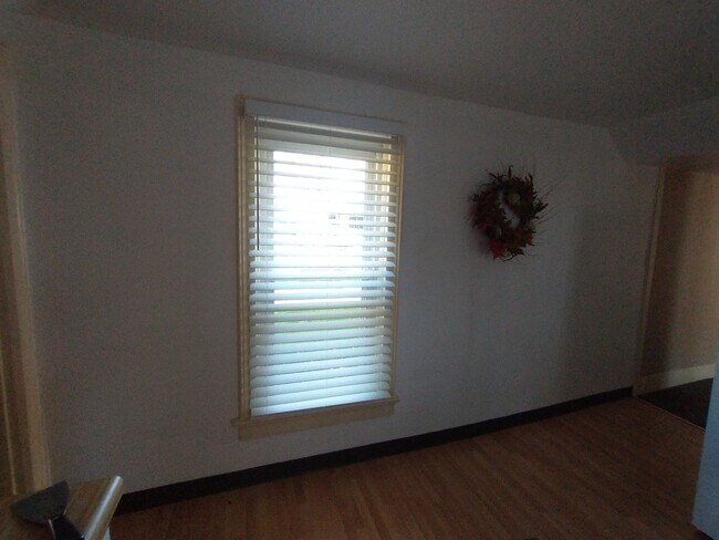 Kitchen..all new faux wood blinds - 12898 Main St