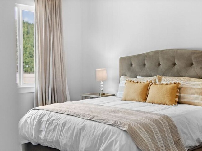 Foto del edificio - Fully Furnished Luxury 3-Bed, 2-Bath Home ...