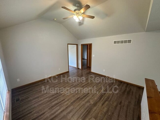Building Photo - 709 SE Drew Ct