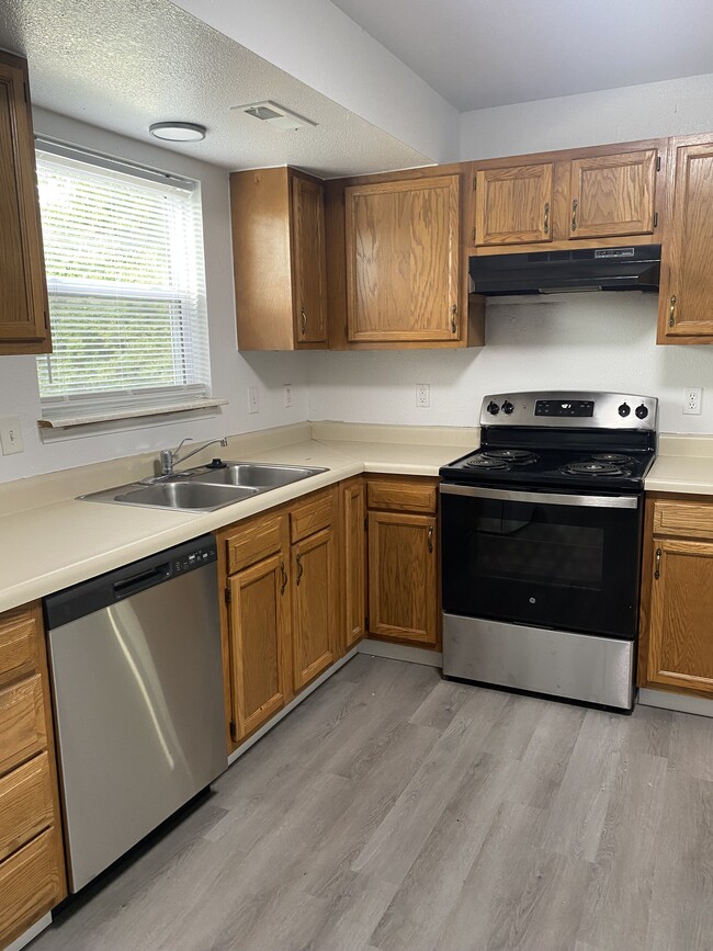Building Photo - 503 Meadow Ln