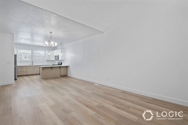 Building Photo - Beautiful Townhome in Wonderful Location!