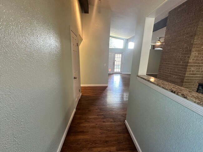 Foto del edificio - FOR RENT: Charming 3-Bedroom, 2-Bath Home in Yukon! - Move In Deposit-Free! (If Qualified)