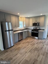 Building Photo - 4 Greenwood Cir