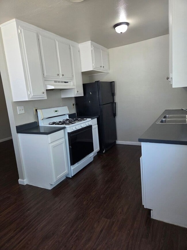 Foto del edificio - 2 BED/1 BATH SINGLE LEVEL TRIPLEX