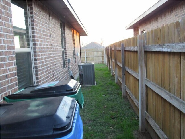 Foto del edificio - 102 Hidden Springs Dr