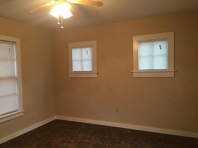 Building Photo - 306 N Oak Ave